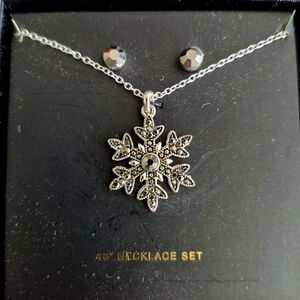 Silver Snowflake Necklace Set - NEW